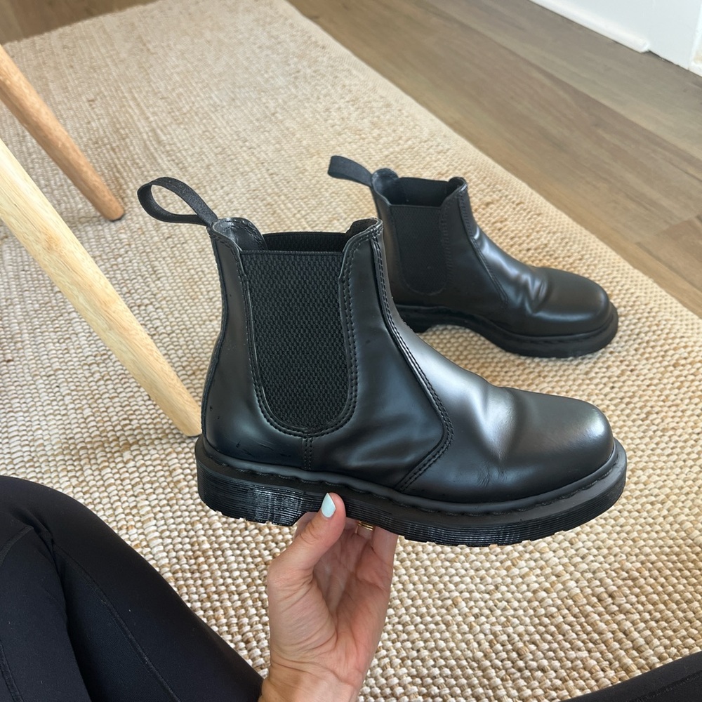 Dr. Martens 2976 MONO SMOOTH LEATHER CHELSEA BOOTS